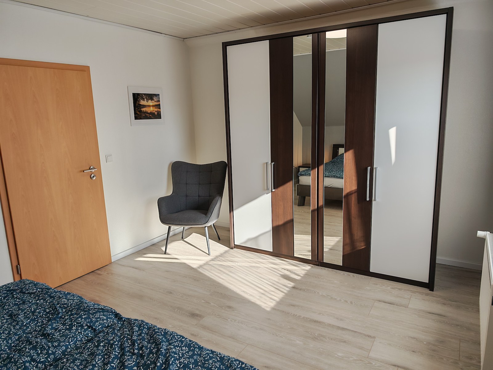 Schlafzimmer 1 mit Kleiderschrank und Sitzecke