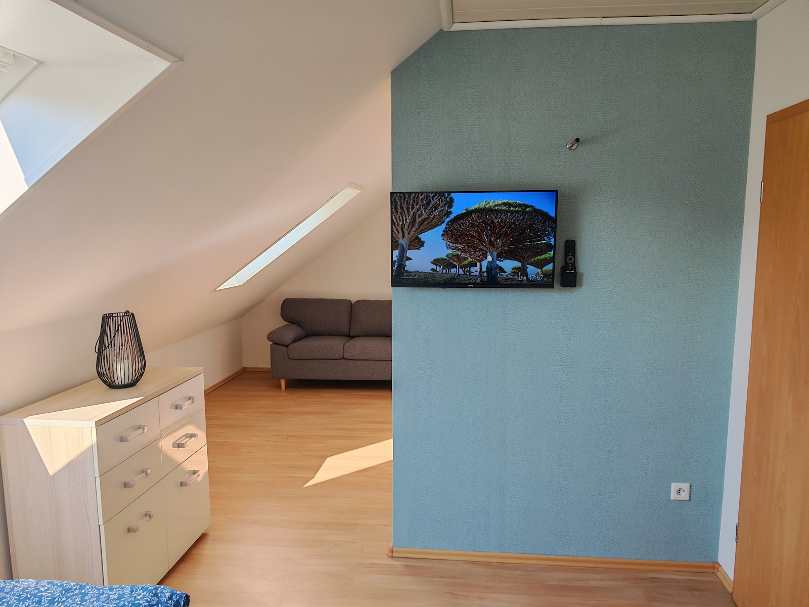 Schlafzimmer 2 mit Smart TV und Sitzecke