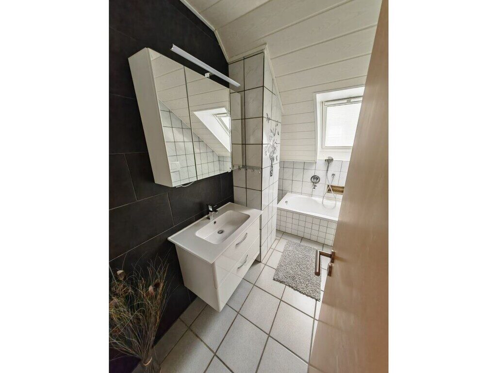 Badezimmer mit Dusche und Badewanne