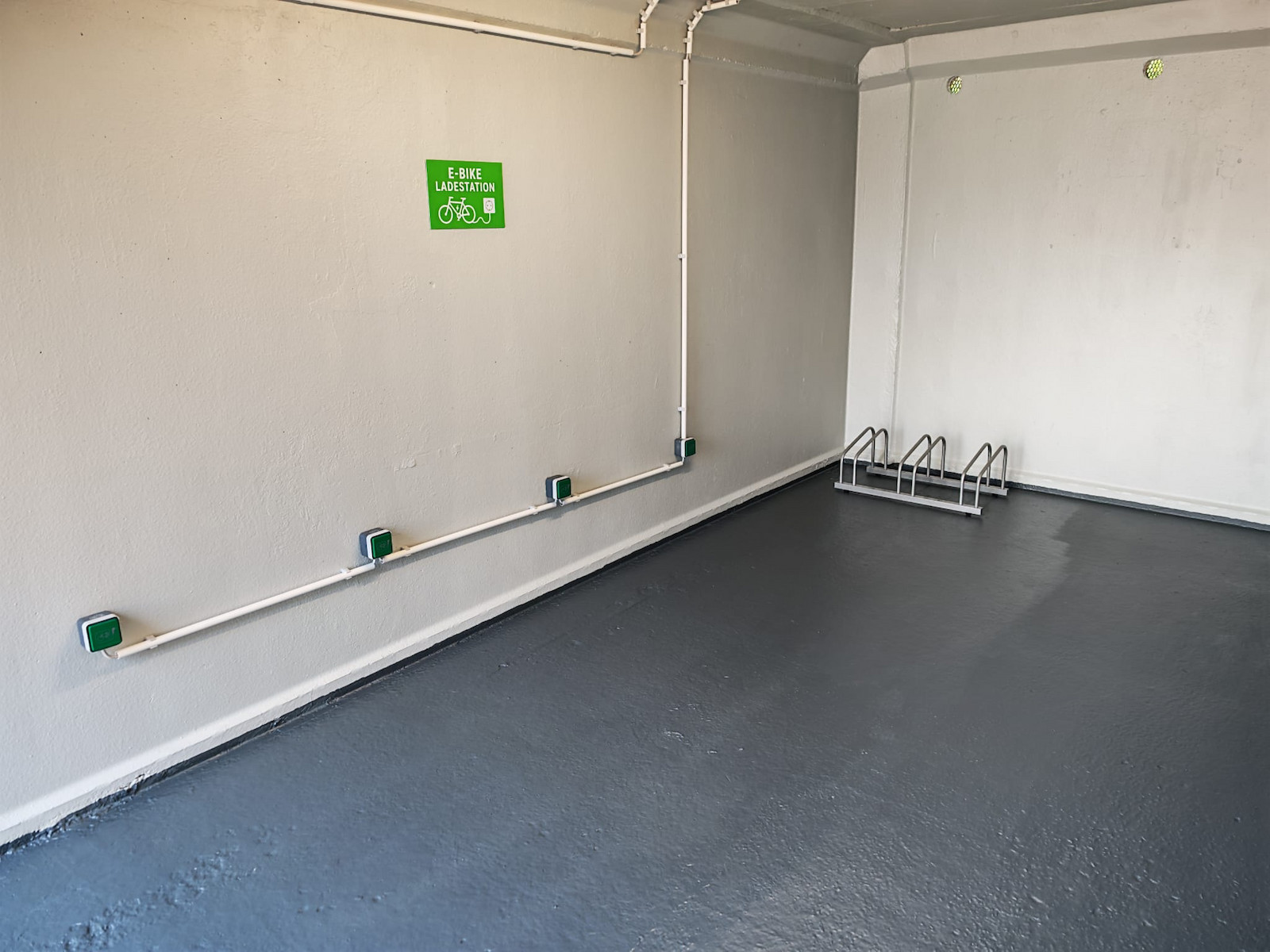 Abschließbare Fahrrad-Garage mit E-Bike-Ladestation