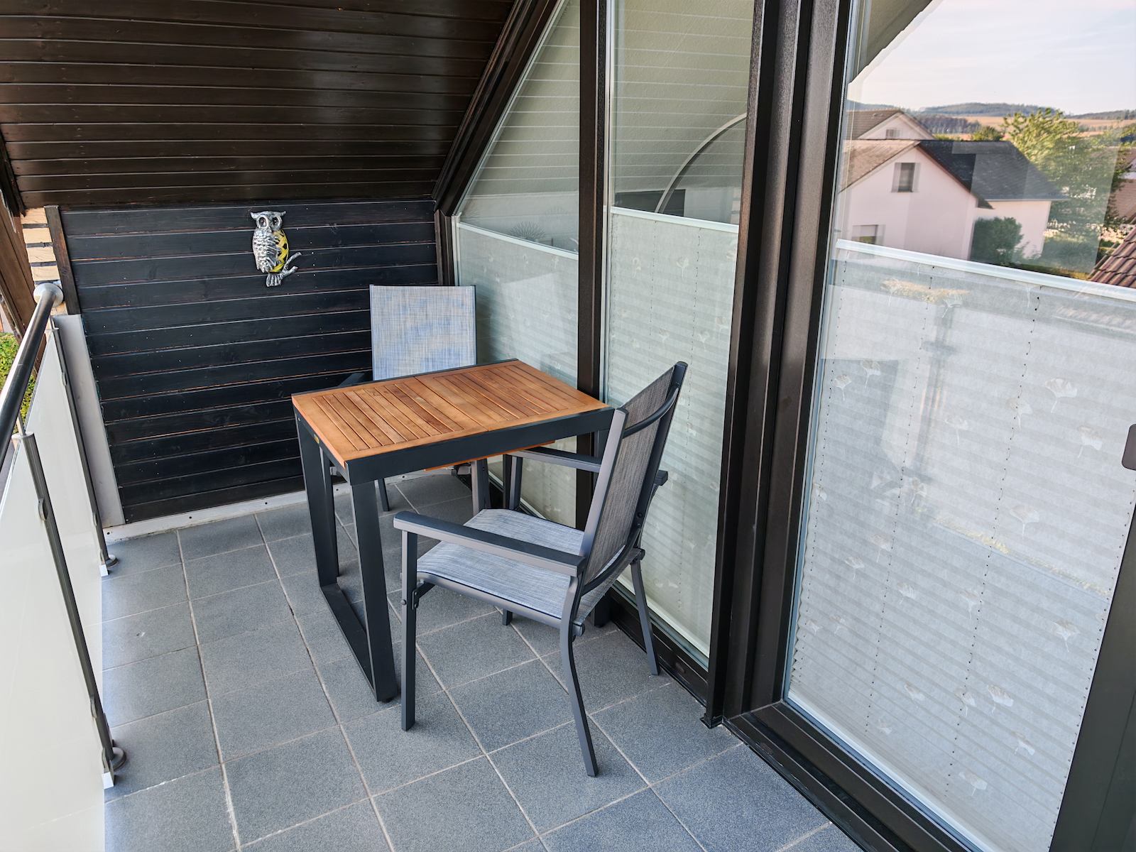 Überdachter Balkon mit Gartenmöbeln